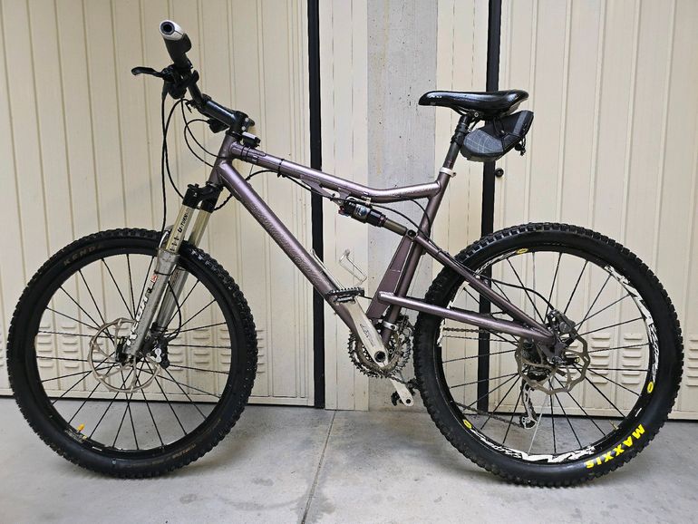 Santa Cruz Superlight used in L buycycle