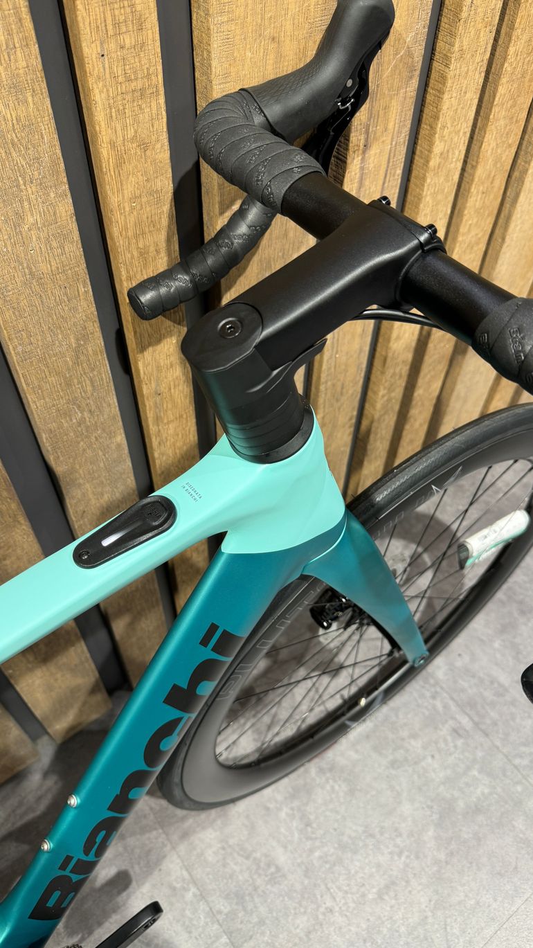 Used Bianchi E-Oltre 105 Di2 12v 2025 Road & Gravel, Green — image 2 of 13