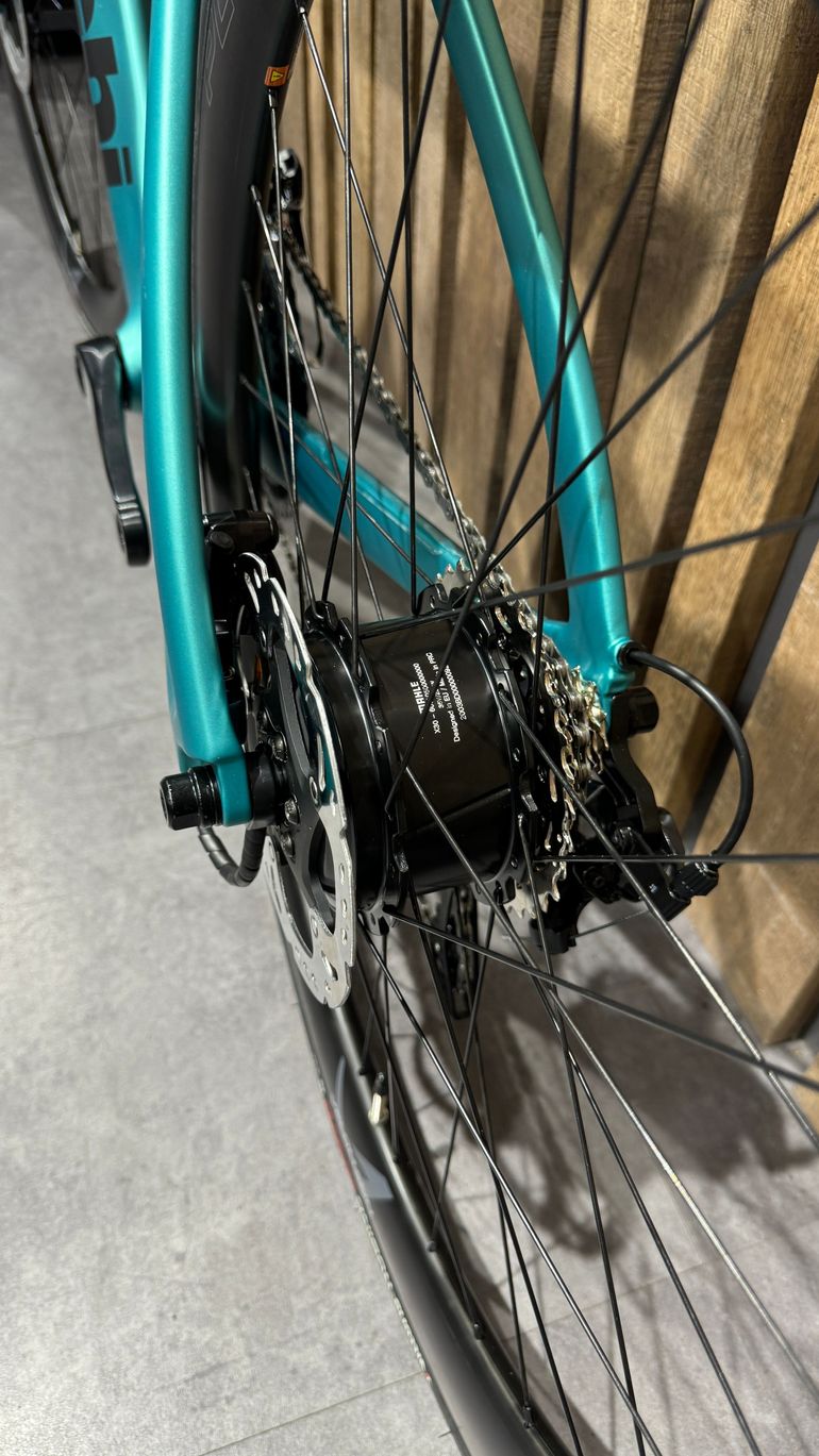 Used Bianchi E-Oltre 105 Di2 12v 2025 Road & Gravel, Green — image 11 of 13