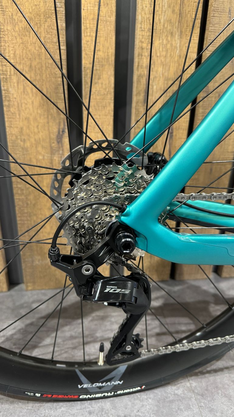 Used Bianchi E-Oltre 105 Di2 12v 2025 Road & Gravel, Green — image 4 of 13