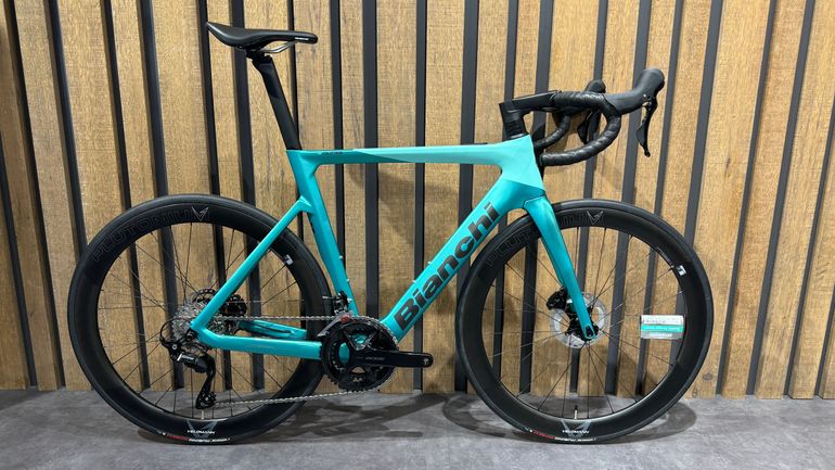 Used Bianchi E-Oltre 105 Di2 12v 2025 Road & Gravel, Green — image 1 of 13