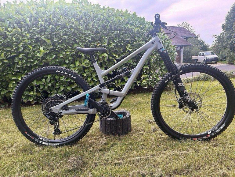 Used YT Industries Capra CORE 2 MX 2023 2023 Mountainbike, Light Gray, 29, 27.5 — image 2 of 5