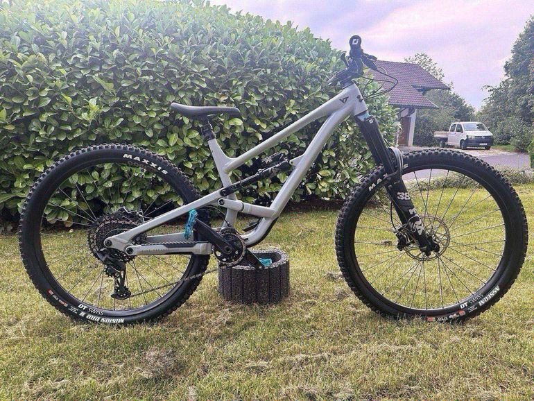 Used YT Industries Capra CORE 2 MX 2023 2023 Mountainbike, Light Gray, 29, 27.5 — image 1 of 5