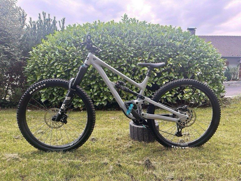 Used YT Industries Capra CORE 2 MX 2023 2023 Mountainbike, Light Gray, 29, 27.5 — image 5 of 5