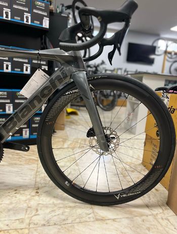 Used Bianchi Oltre Comp 105 Di2 2024 Road & Gravel, Black — image 9 of 10