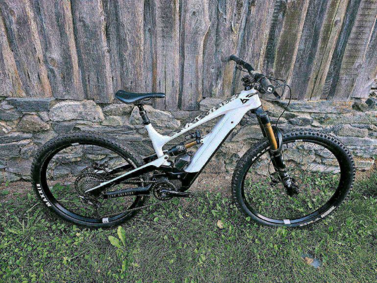 Used YT Industries Decoy CORE 4 MX 2022 2022 Mountainbike, White, 29, 27.5 — image 1 of 7