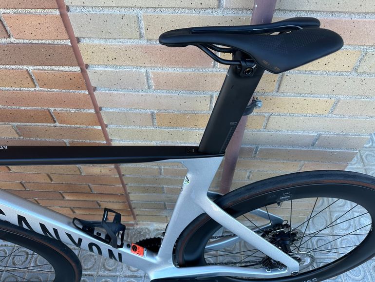 Used Canyon Aeroad CF SLX 7 Di2 2024 2024 Road & Gravel, Light Gray — image 15 of 15