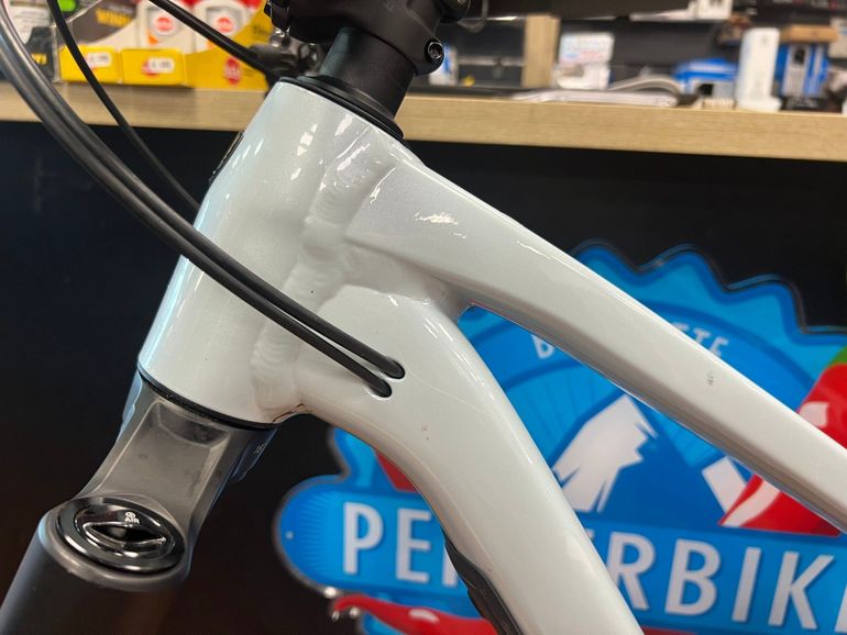 Used Trek Slash 8 Gen 6 2024 2024 Mountainbike, Light Gray, 27.5, 29 — image 21 of 27