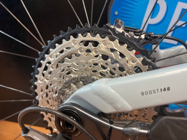 Used Trek Slash 8 Gen 6 2024 2024 Mountainbike, Light Gray, 27.5, 29 — image 10 of 27