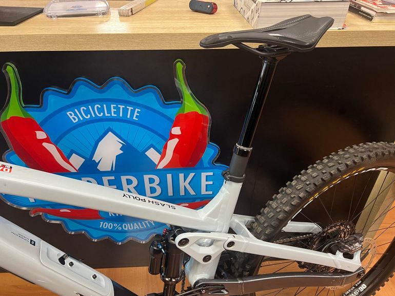 Used Trek Slash 8 Gen 6 2024 2024 Mountainbike, Light Gray, 27.5, 29 — image 24 of 27