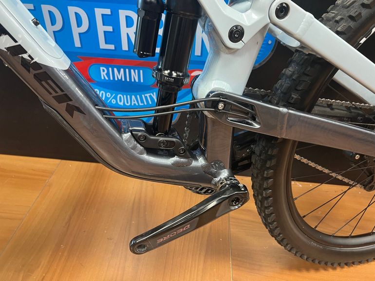 Used Trek Slash 8 Gen 6 2024 2024 Mountainbike, Light Gray, 27.5, 29 — image 23 of 27