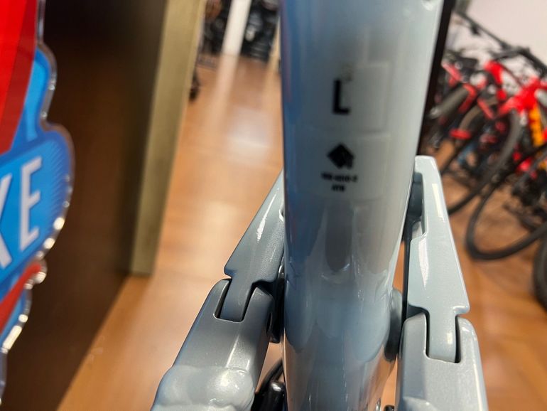Used Trek Slash 8 Gen 6 2024 2024 Mountainbike, Light Gray, 27.5, 29 — image 13 of 27