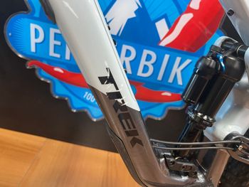Used Trek Slash 8 Gen 6 2024 2024 Mountainbike, Light Gray, 27.5, 29 — image 22 of 27