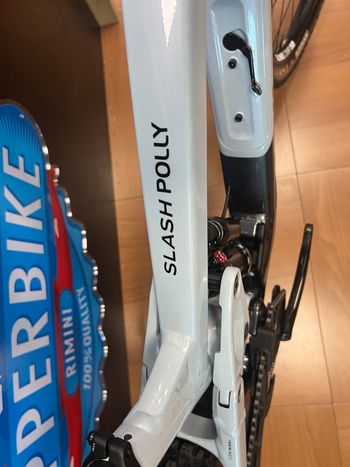 Used Trek Slash 8 Gen 6 2024 2024 Mountainbike, Light Gray, 27.5, 29 — image 6 of 27
