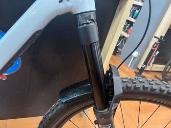 Used Trek Slash 8 Gen 6 2024 2024 Mountainbike, Light Gray, 27.5, 29 — image 15 of 27