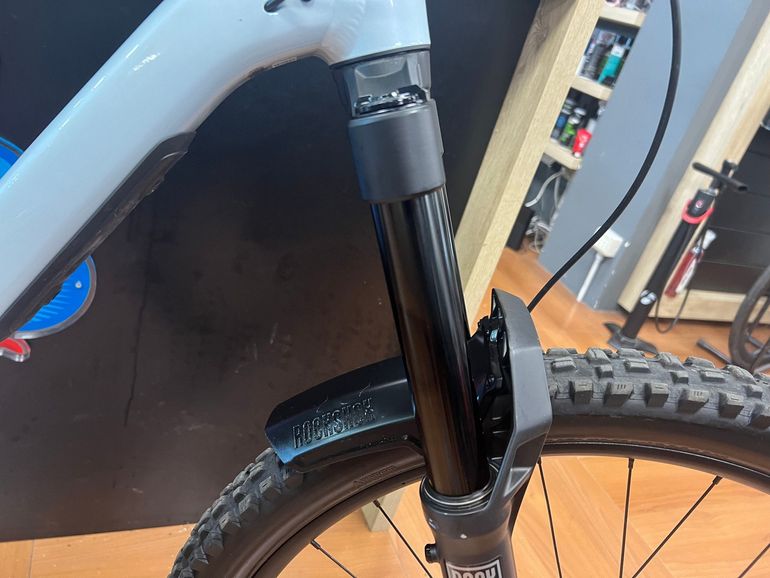 Used Trek Slash 8 Gen 6 2024 2024 Mountainbike, Light Gray, 27.5, 29 — image 15 of 27