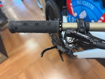 Used Trek Slash 8 Gen 6 2024 2024 Mountainbike, Light Gray, 27.5, 29 — image 18 of 27