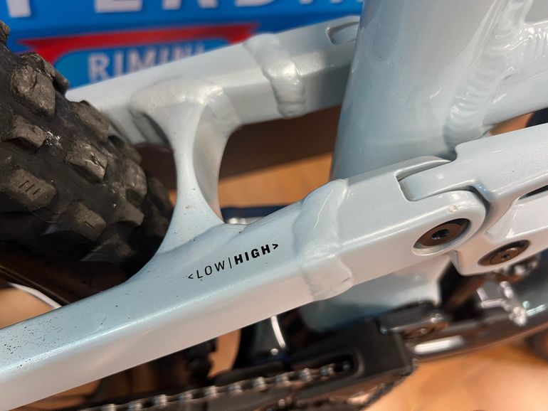 Used Trek Slash 8 Gen 6 2024 2024 Mountainbike, Light Gray, 27.5, 29 — image 12 of 27