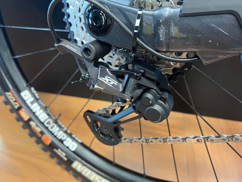 Used Trek Slash 8 Gen 6 2024 2024 Mountainbike, Light Gray, 27.5, 29 — image 9 of 27