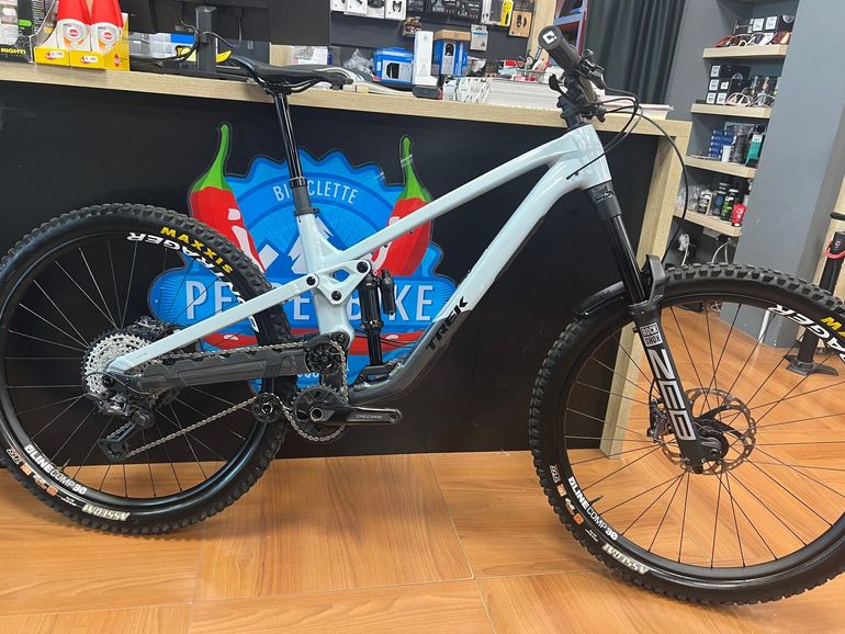 Used Trek Slash 8 Gen 6 2024 2024 Mountainbike, Light Gray, 27.5, 29 — image 2 of 27