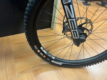 Used Trek Slash 8 Gen 6 2024 2024 Mountainbike, Light Gray, 27.5, 29 — image 17 of 27
