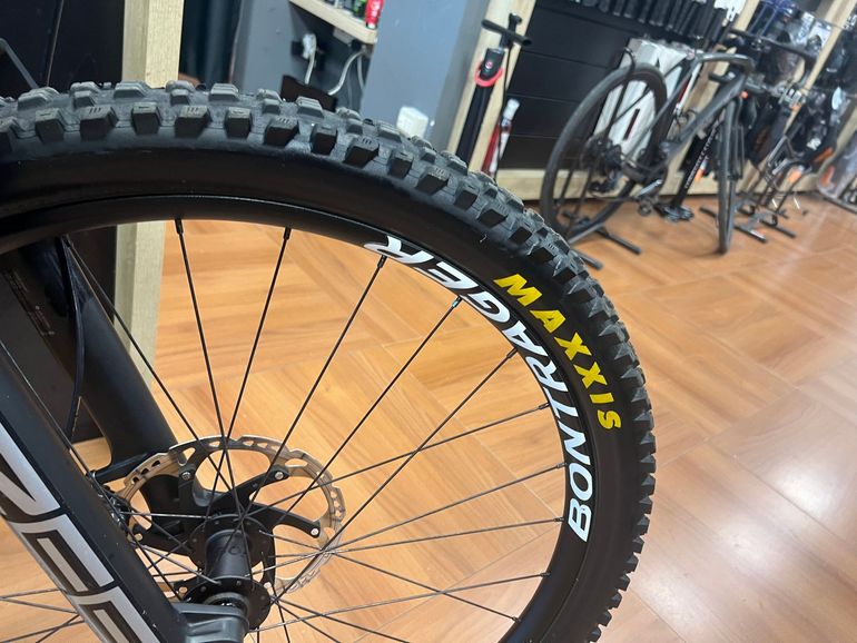 Used Trek Slash 8 Gen 6 2024 2024 Mountainbike, Light Gray, 27.5, 29 — image 16 of 27