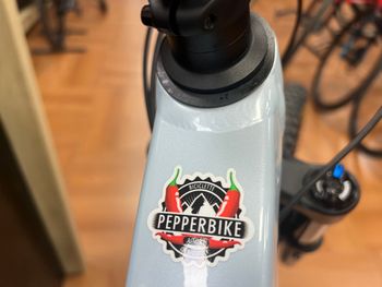 Used Trek Slash 8 Gen 6 2024 2024 Mountainbike, Light Gray, 27.5, 29 — image 7 of 27
