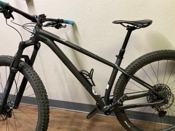 Used Specialized Fuse Comp 29 2022 2022 Mountainbike, Light Gray, 29 — image 3 of 9