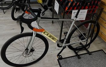 Used CUBE ATTAIN PRO 2023 2023 Road & Gravel, Light Gray — image 1 of 9