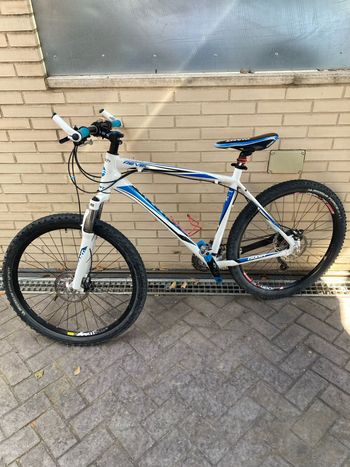 Used Giant Revel 4 2016 Mountainbike, Azul — image 2 of 6