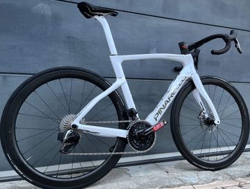 Brugt Pinarello Dogma F Crystal White 2024 Road & Gravel