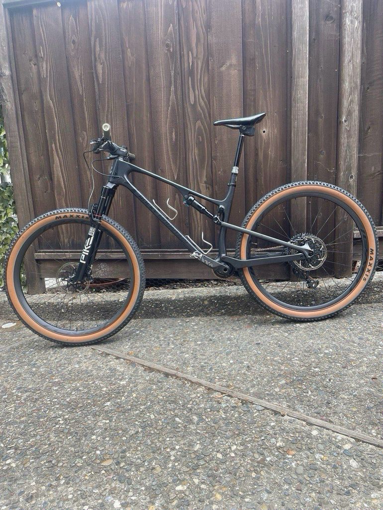 Used Rocky Mountain Element Carbon 70 2022 2022 Mountainbike, Black, 27.5, 29 — image 4 of 6