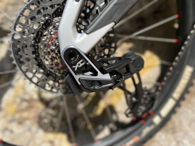 Used Santa Cruz Heckler SL 2024 Mountainbike, Light Gray — image 7 of 9