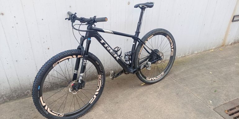 Used Trek Procaliber 9.7 SL 2017 2017 Mountainbike, Black, 27.5 — image 2 of 4