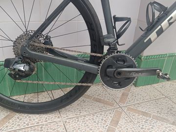 Gebrauchtes Trek Domane SL 7 eTap 2022 2022 Road & Gravel, Hellgrau — Bild 2 von 8