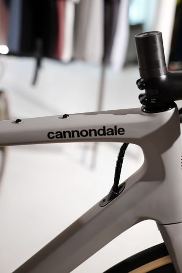 Gebrauchtes Cannondale Synapse Carbon 2 RLE 2023 2023 Road & Gravel, Hellgrau — Bild 5 von 6