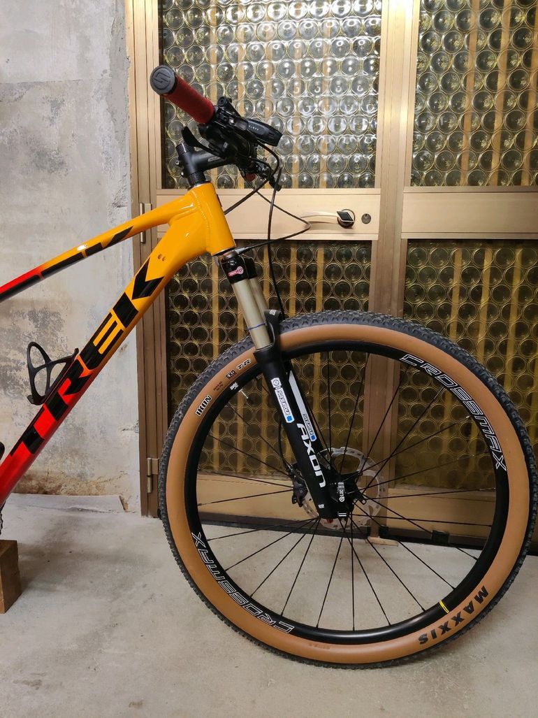 Used Trek Marlin 7 Gen 2 2023 2023 Mountainbike, Orange, 27.5, 29 — image 12 of 13
