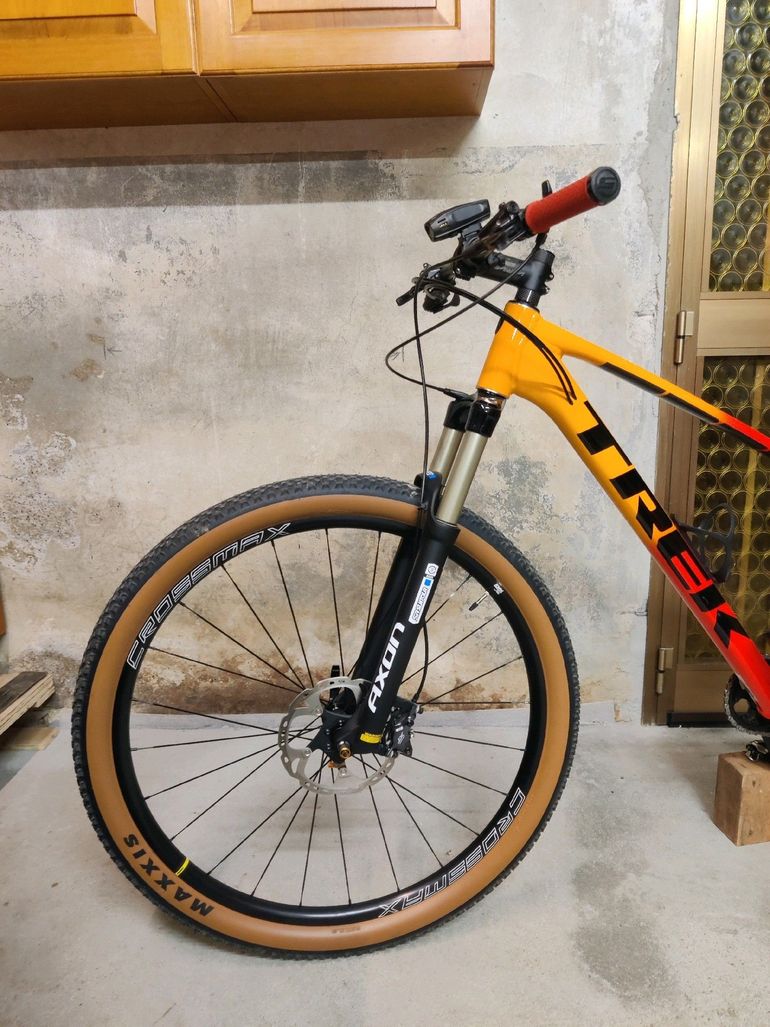 Used Trek Marlin 7 Gen 2 2023 2023 Mountainbike, Orange, 27.5, 29 — image 9 of 13