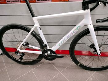 Použité Colnago V4Rs Disc Ultegra Di2 8100 w/Fulcrum Racing Wind 400 Wheels 2023 2023 Road & Gravel