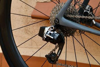 Cannondale Synapse SRAM Red eTap 2018 Road & Gravel usato, Grigio chiaro — immagine 3 di 11