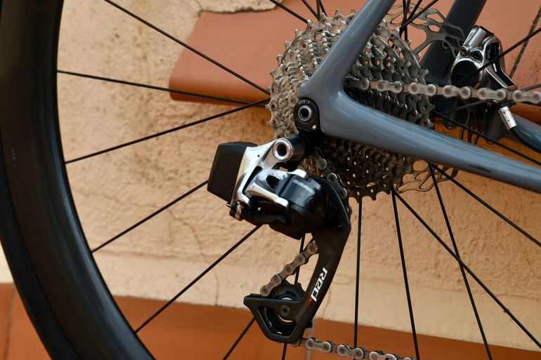 Cannondale Synapse SRAM Red eTap 2018 Road & Gravel usato, Grigio chiaro — immagine 3 di 11
