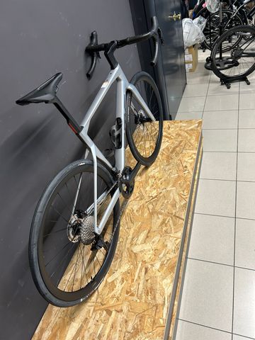 Used BMC Roadmachine 01 FOUR 2024 2024 Road & Gravel, Light Gray — image 4 of 6