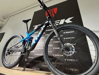Used Trek Top Fuel 9.7 SLX/XT 2022 Mountainbike, Blue — image 2 of 4