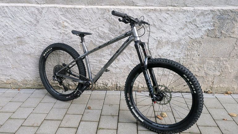 Used Commencal META HT AM ESSENTIAL 2021 2021 Mountainbike, Light Gray, 27.5 — image 24 of 33