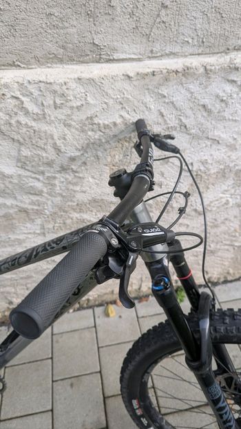 Used Commencal META HT AM ESSENTIAL 2021 2021 Mountainbike, Light Gray, 27.5 — image 19 of 33