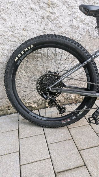 Used Commencal META HT AM ESSENTIAL 2021 2021 Mountainbike, Light Gray, 27.5 — image 3 of 33