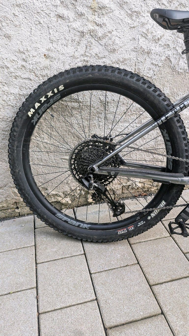 Used Commencal META HT AM ESSENTIAL 2021 2021 Mountainbike, Light Gray, 27.5 — image 3 of 33