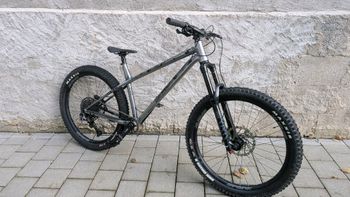 Used Commencal META HT AM ESSENTIAL 2021 2021 Mountainbike, Light Gray, 27.5 — image 23 of 33