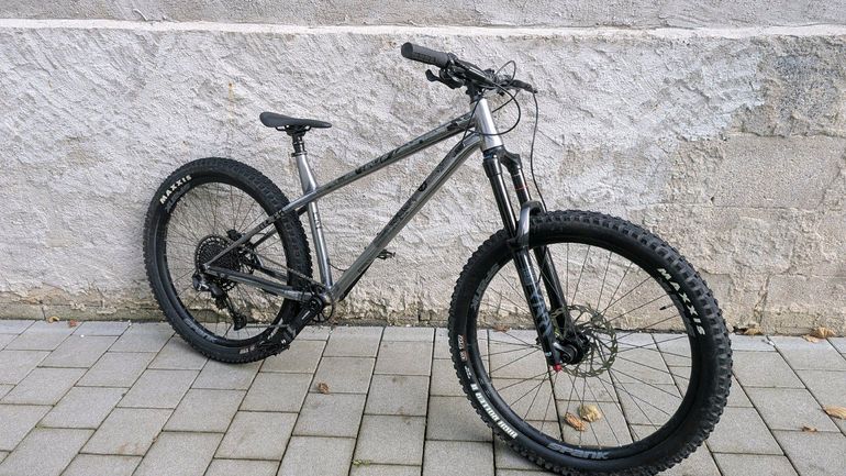 Used Commencal META HT AM ESSENTIAL 2021 2021 Mountainbike, Light Gray, 27.5 — image 23 of 33