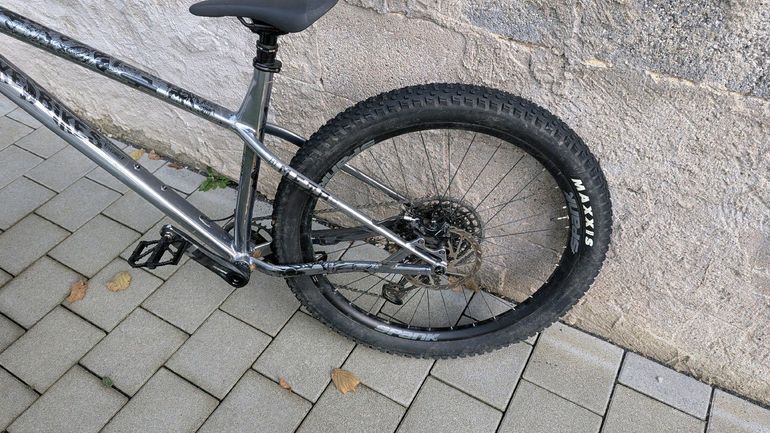 Used Commencal META HT AM ESSENTIAL 2021 2021 Mountainbike, Light Gray, 27.5 — image 31 of 33